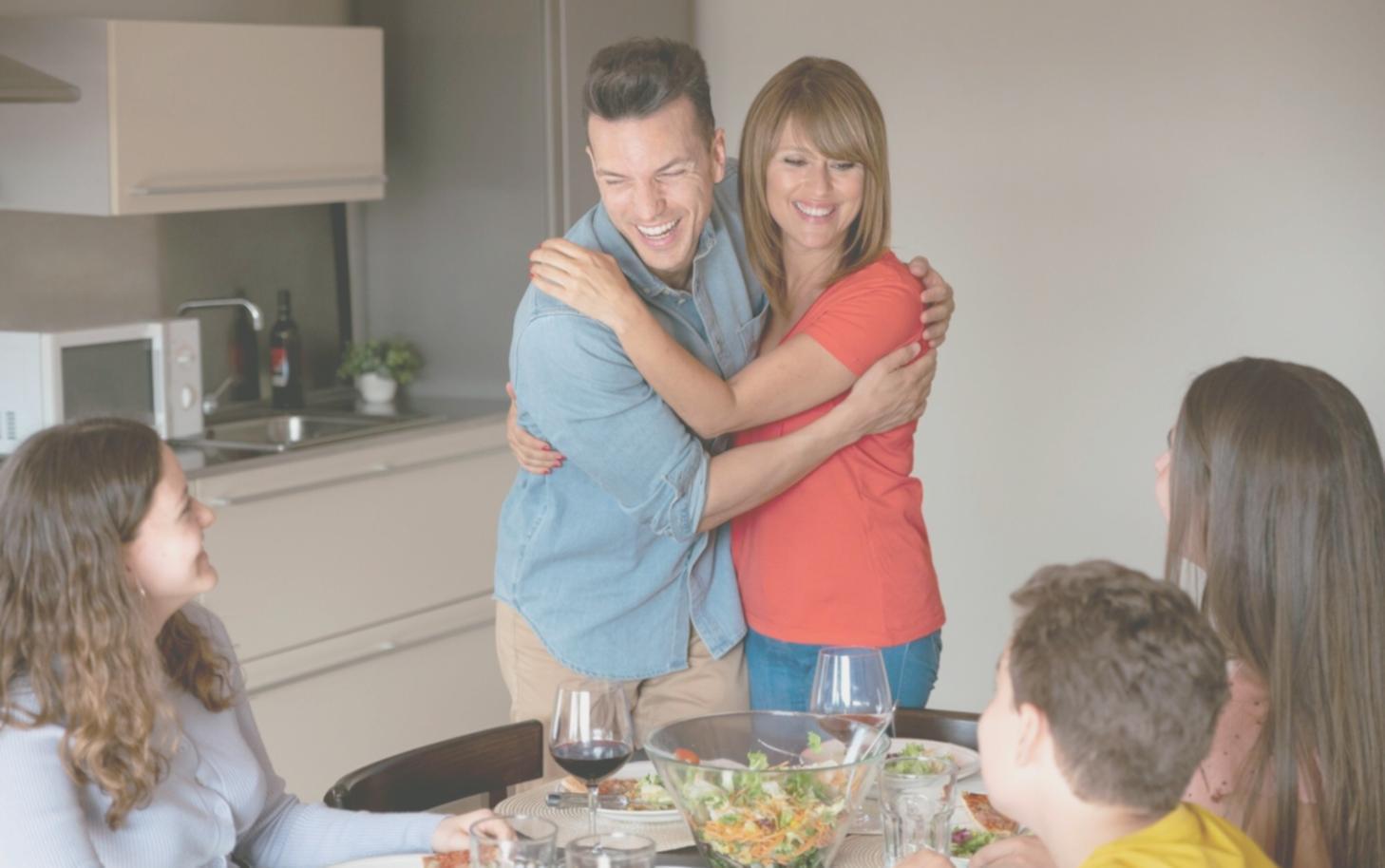 Parent et enfant partageant un moment de complicité dans un environnement familial chaleureux