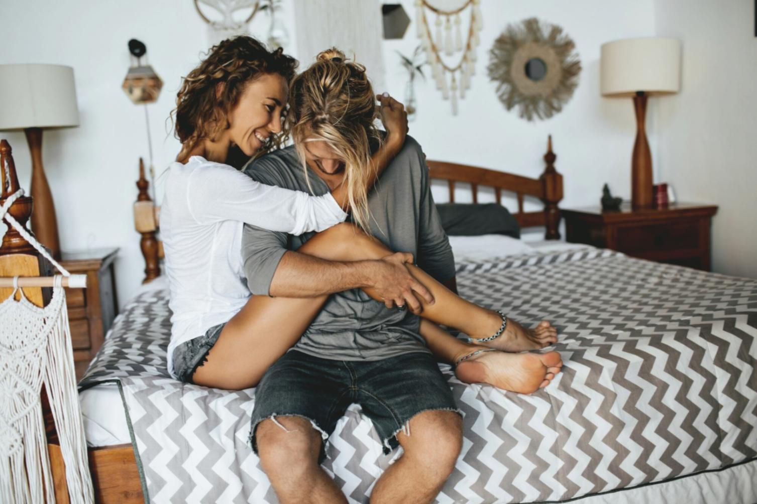 Parents accompagnant leurs enfants dans un moment de partage familial